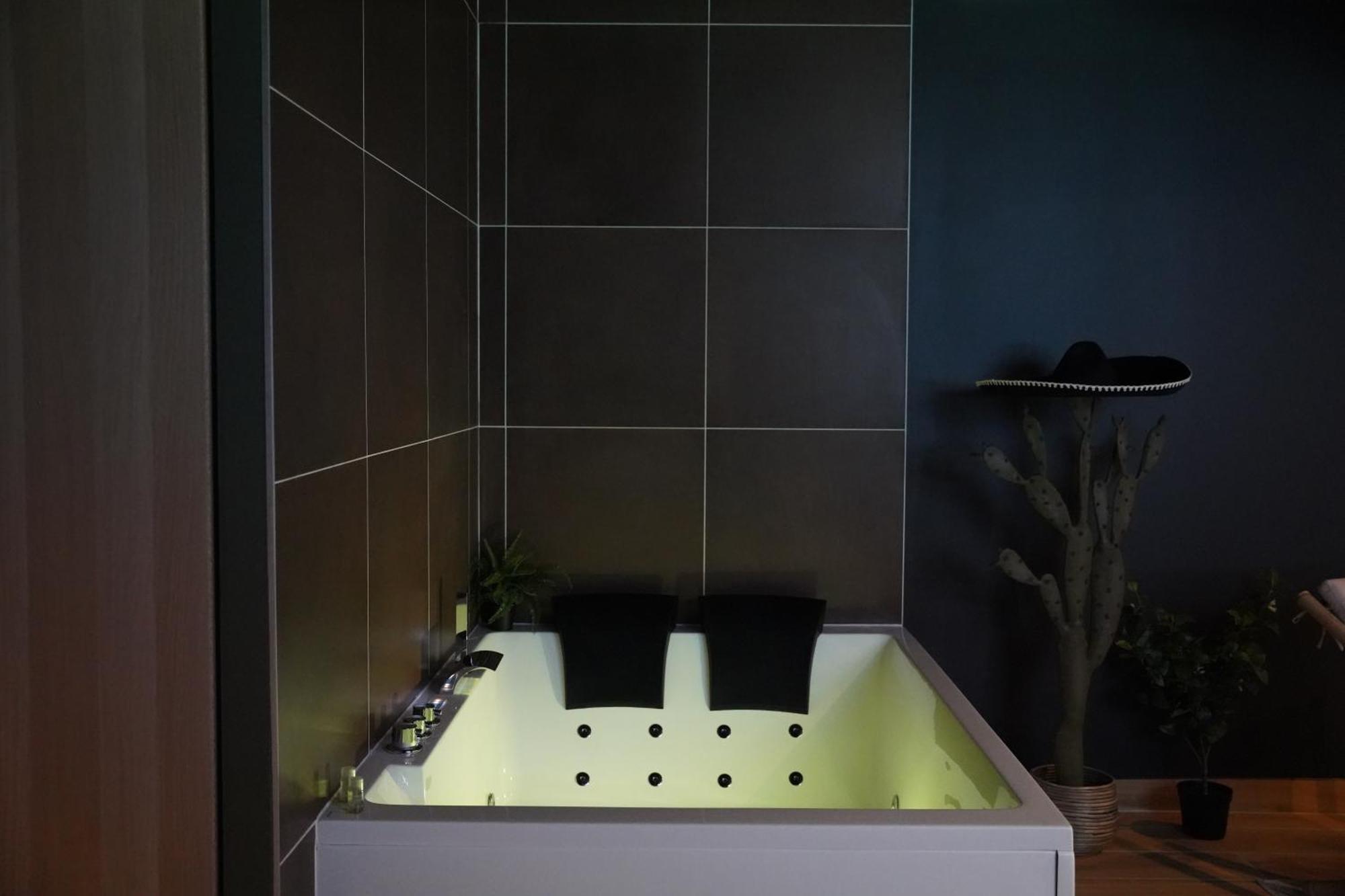 Junglia Suite - Spa & Cine Бур-ен-Брес Екстериор снимка
