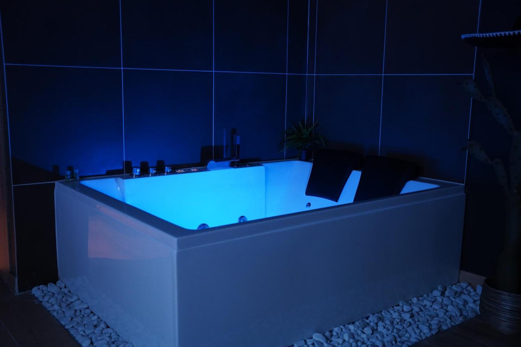 Junglia Suite - Spa & Cine Бур-ен-Брес Екстериор снимка