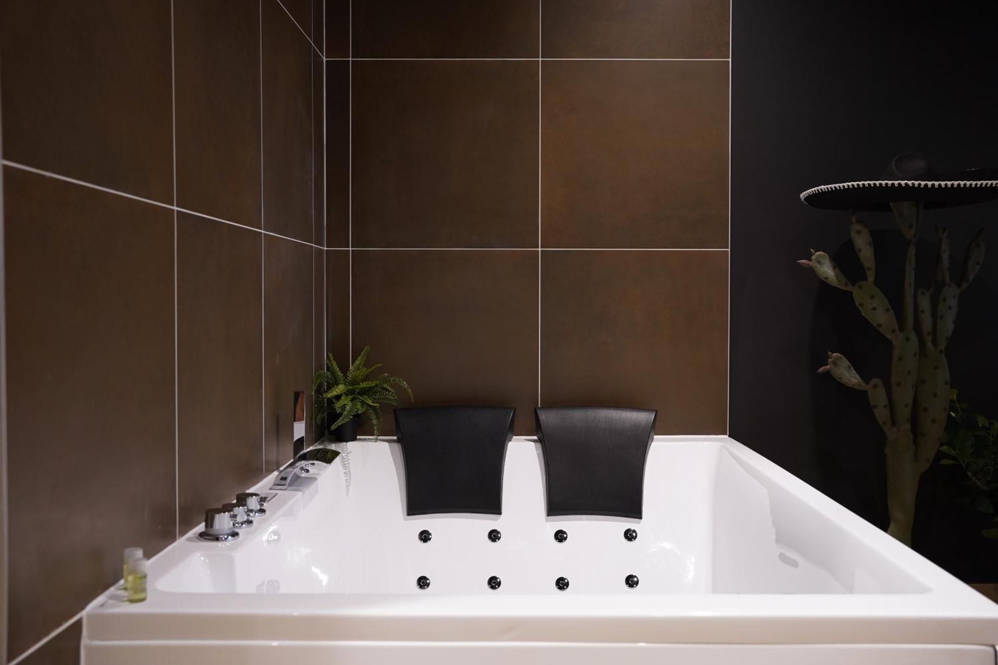 Junglia Suite - Spa & Cine Бур-ен-Брес Екстериор снимка